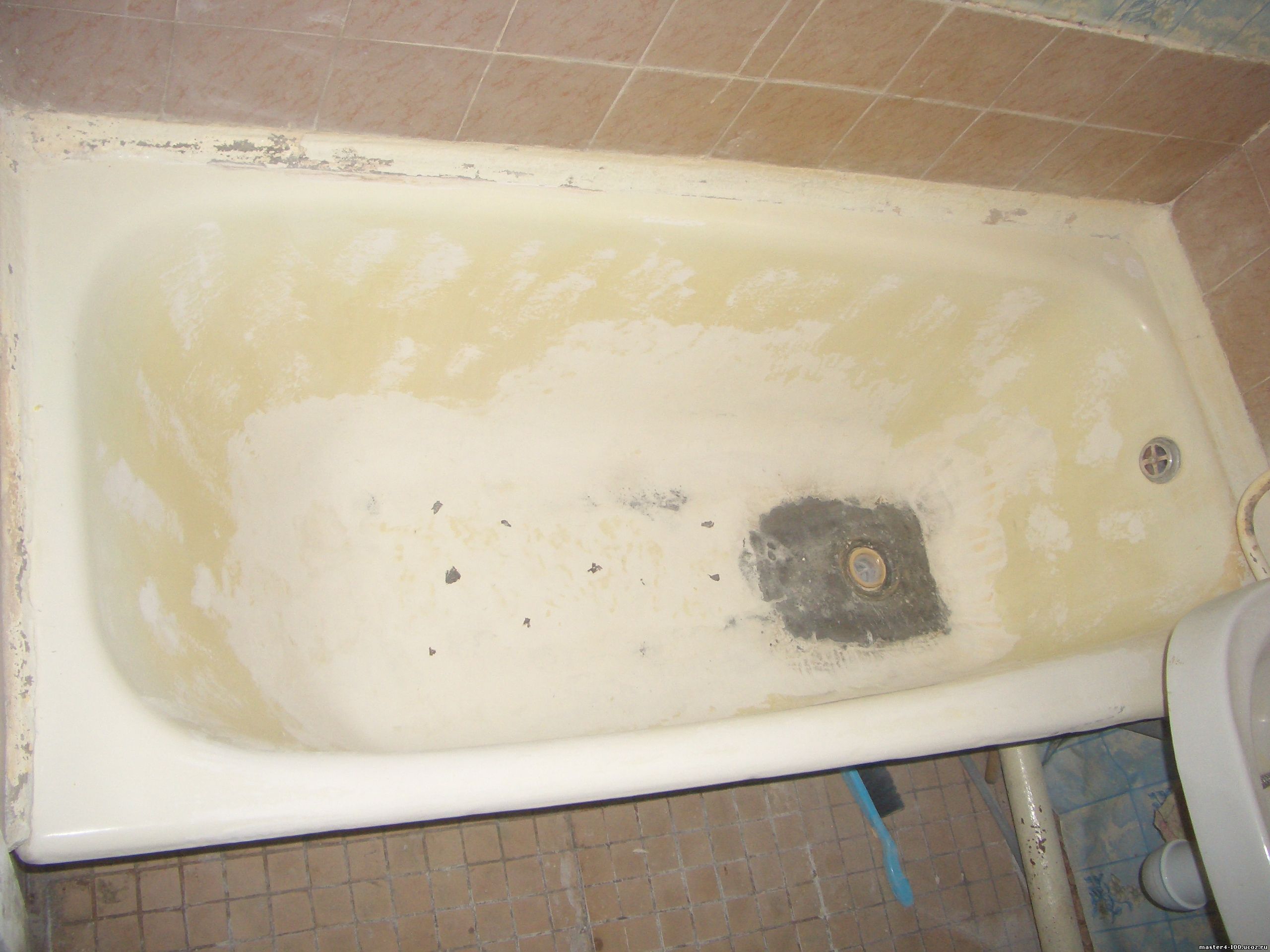 Старый чугуннные ванны. Эмалировка ванн. Демонтаж старой ванны. Грязная ванна.